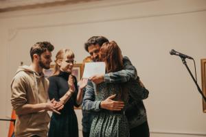 zlati olimpijki Špeli Setničar čestita mentor dr. David Bedrač